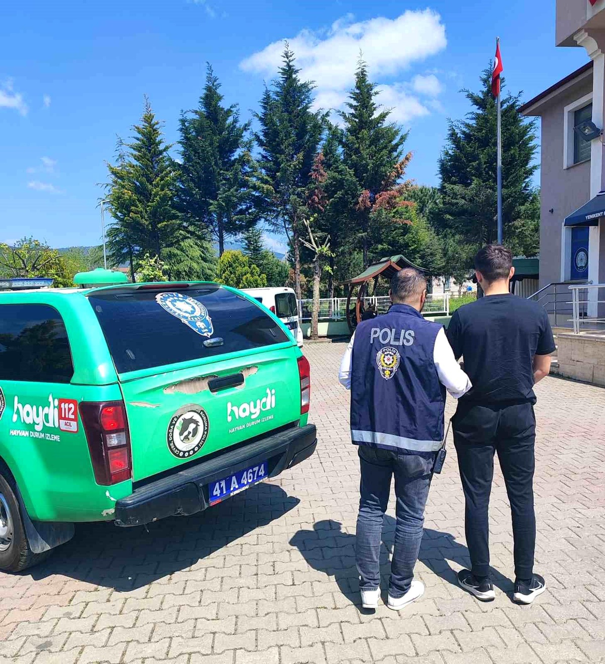 Kocaeli\'de Genç, Fino Cinsi Köpeğe Alkol İçirerek Sosyal Medyada Paylaştı