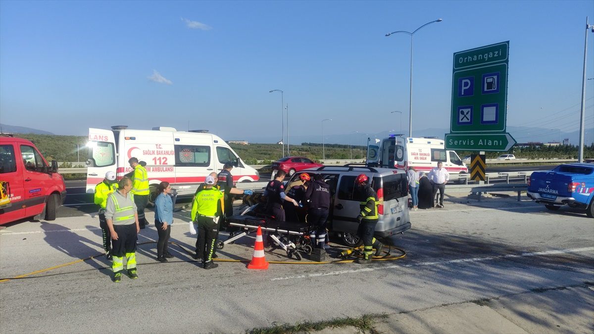 İstanbul-İzmir Otoyolu\'nda bariyerlere çarpan araçtaki 4 kişilik aile yaralandı