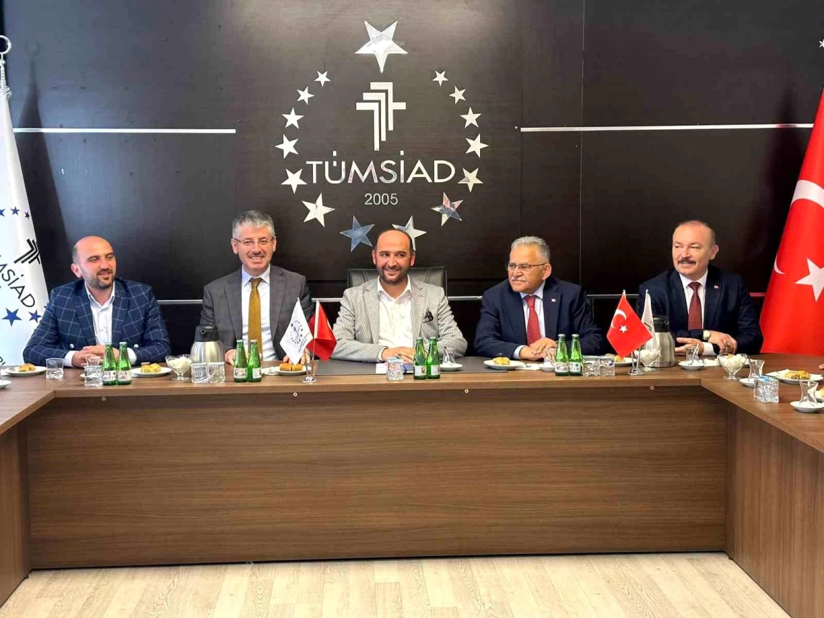 Kayseri Büyükşehir Belediye Başkanı ve Milletvekili TÜMSİAD\'ı ziyaret etti