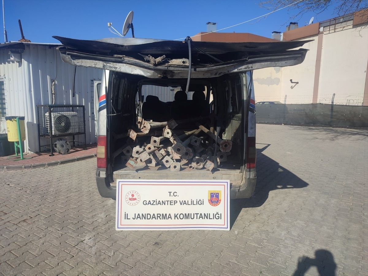 Gaziantep\'te çalıntı araçla inşaattan hırsızlık yaparken suçüstü yakalanan 3 zanlı tutuklandı