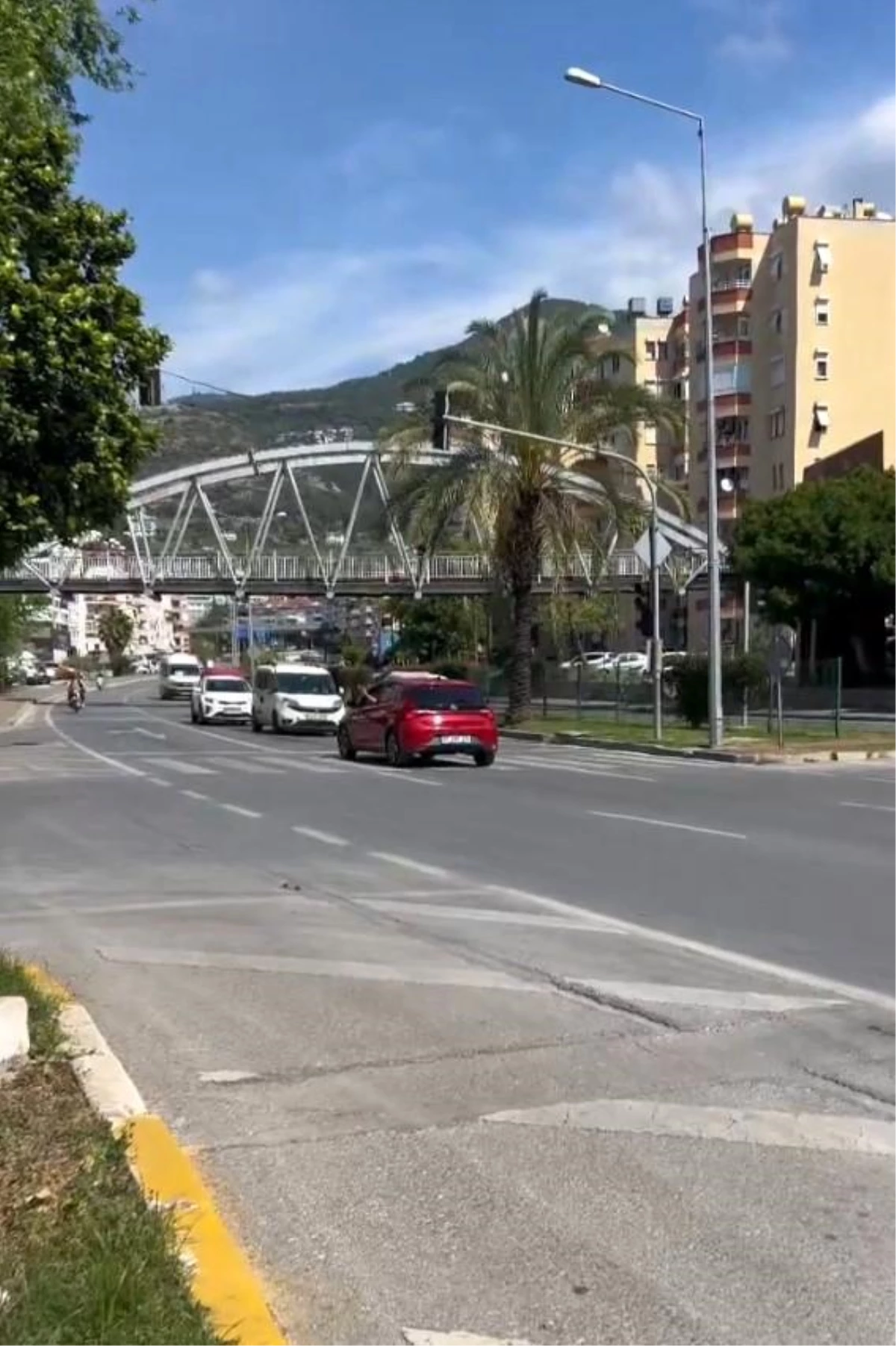 Alanya\'da Ters Yöne Giren Araç Sürücüsü Görenleri Şaşırttı