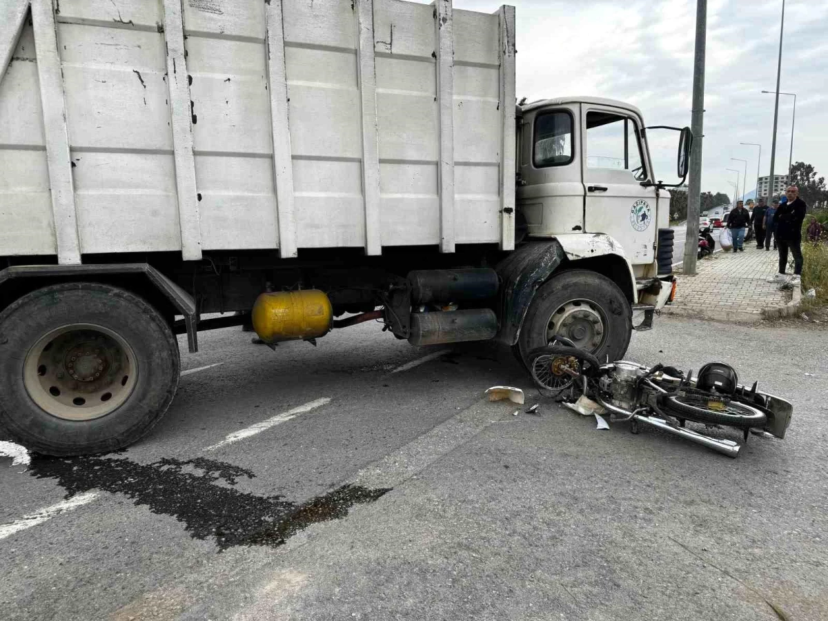 Antalya\'da çöp kamyonu ile motosiklet çarpıştı: Motosiklet sürücüsü ağır yaralandı