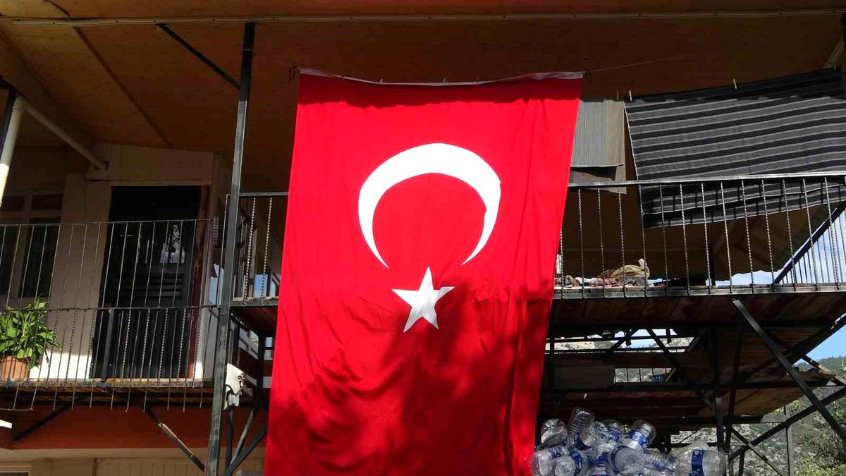 Depremde kaybettikleri oğulları ve gelinleri nedeniyle Duran ailesi bayramı buruk geçirdi