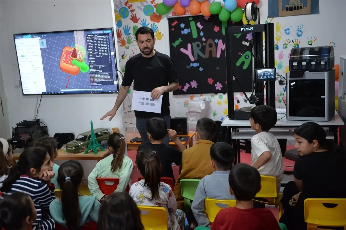 Havelsan, mühendislik eğitimi verdiği çocuklara oyuncak hediye ediyor