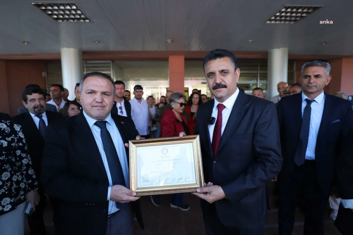 Dikili Belediye Başkanı Adil Kırgöz, mazbatasını aldı