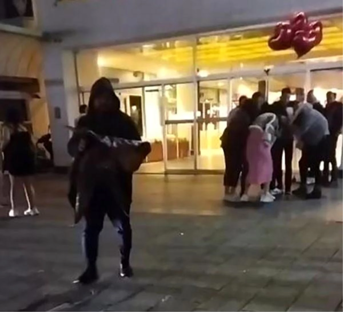 İstanbul Beylikdüzü\'nde eğlence mekanı çıkışında kadınlar arasında kavga