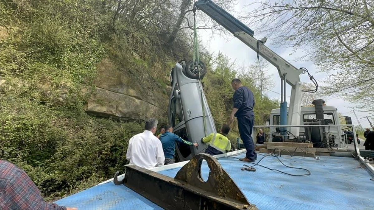 Zonguldak\'ta el freni çekilmeyen otomobil uçuruma yuvarlandı, 1 kişi yaralandı