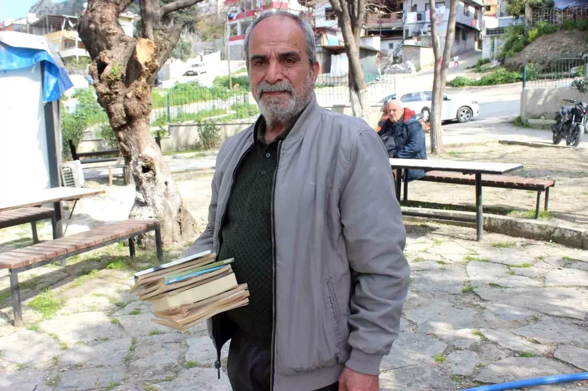 Hatay\'da Muhtar Çocuklara Kitap Okuma Alışkanlığı Kazandırıyor