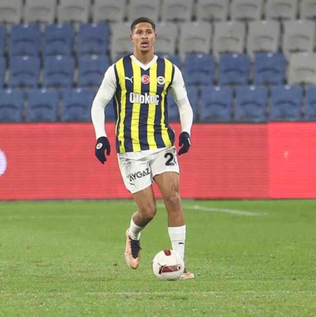 Fenerbahçe'ye şok! Takımın yıldızı ilk yarıda sakatlandı