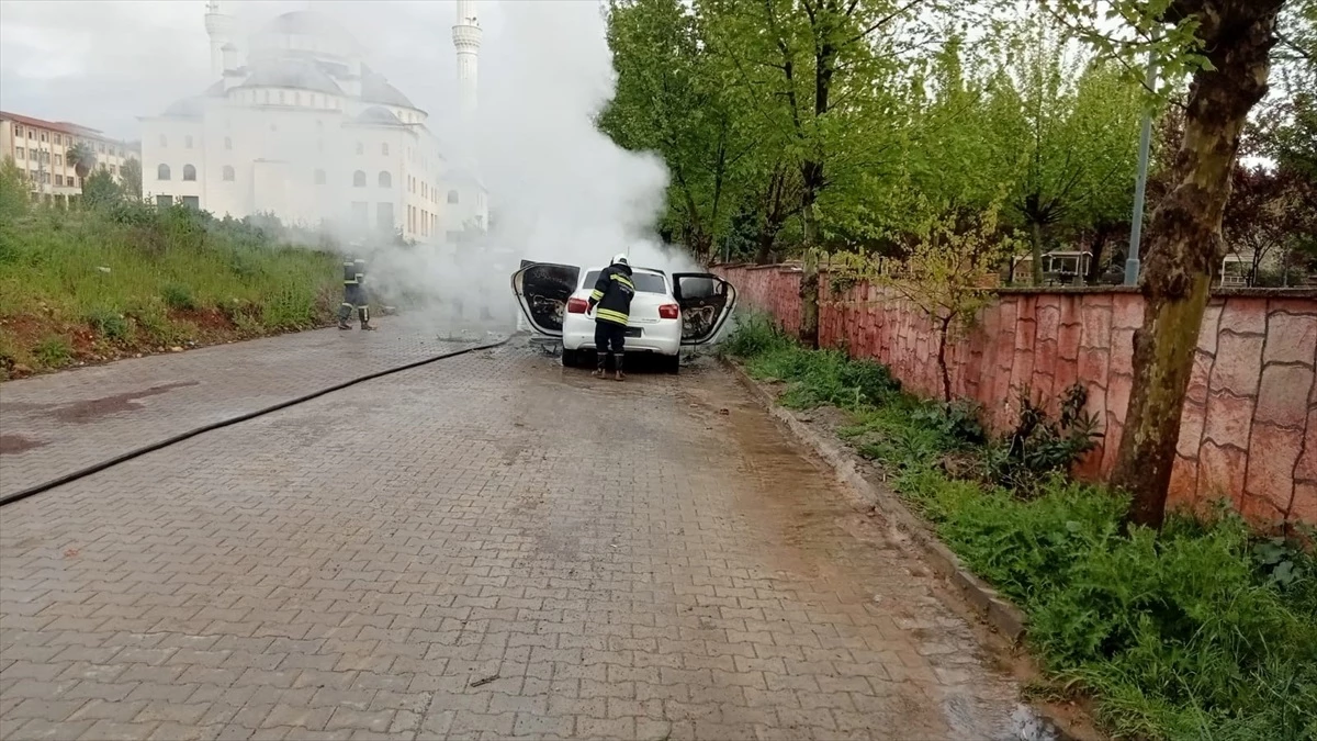 Gaziantep\'te park halindeki otomobilde çıkan yangın hasara neden oldu
