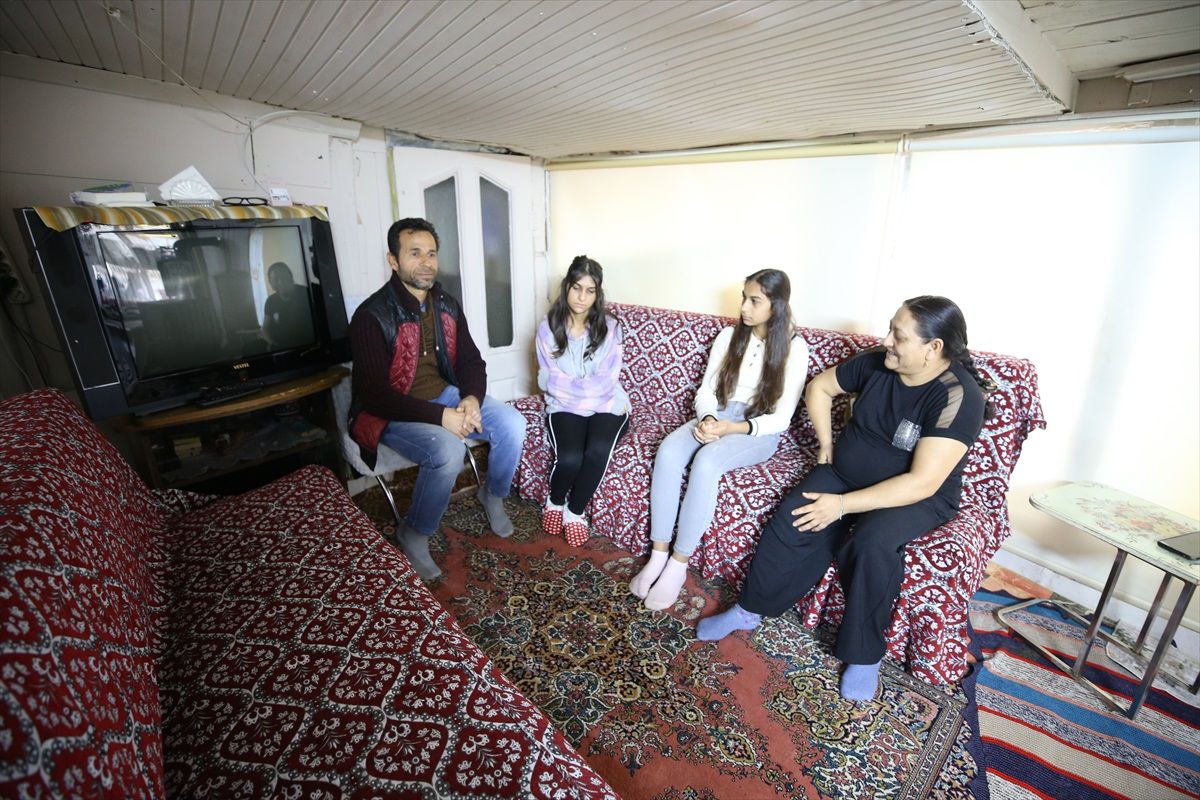 Görme engelli kardeşler zorlukları birlikte aşıyor