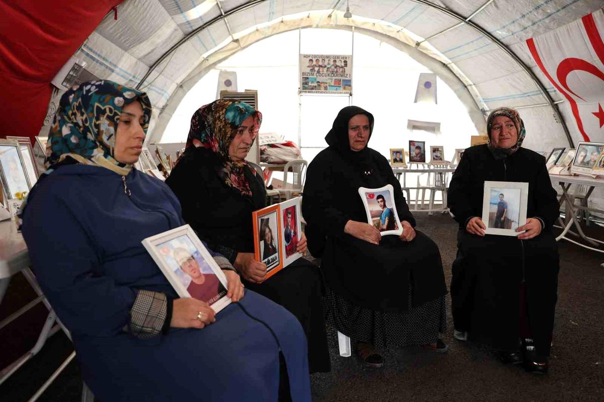 Diyarbakır\'da evlat nöbetinde olan annelerin gözyaşları içinde bayram kutlaması
