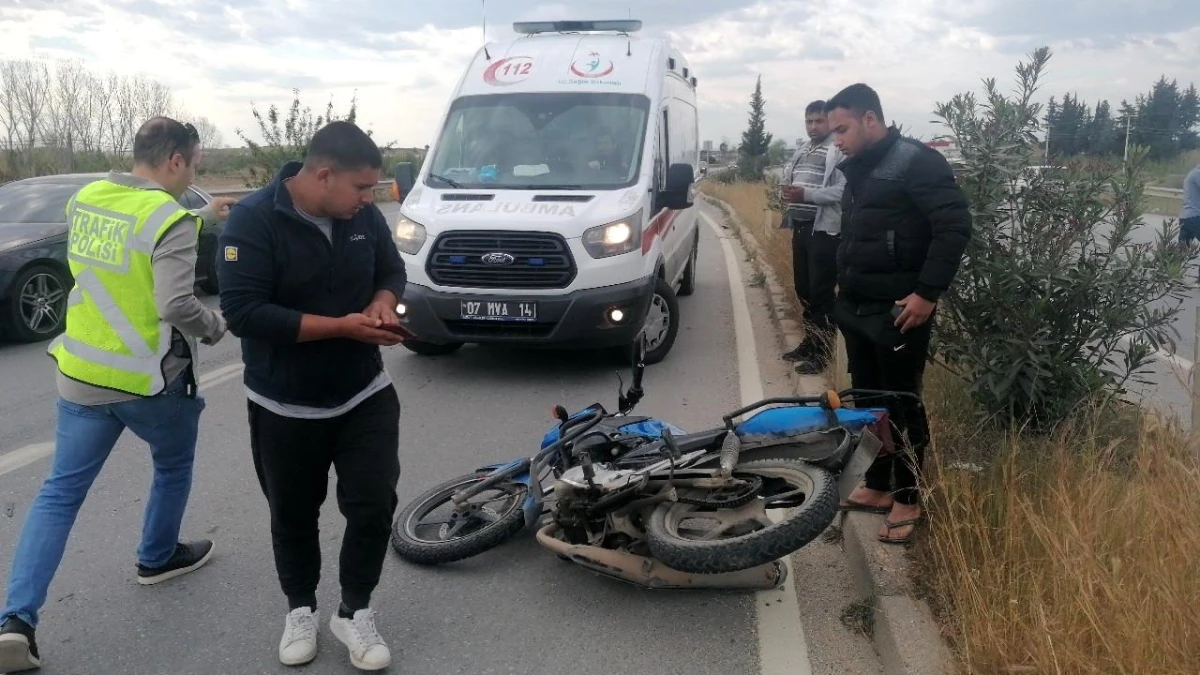 Manavgat\'ta hafif ticari araç ile motosiklet çarpıştı: 1 yaralı