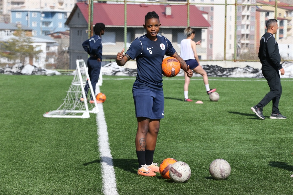 Hakkarigücü\'nün Kamerunlu forveti Manga, takımının ligde kalmasında önemli rol oynadı