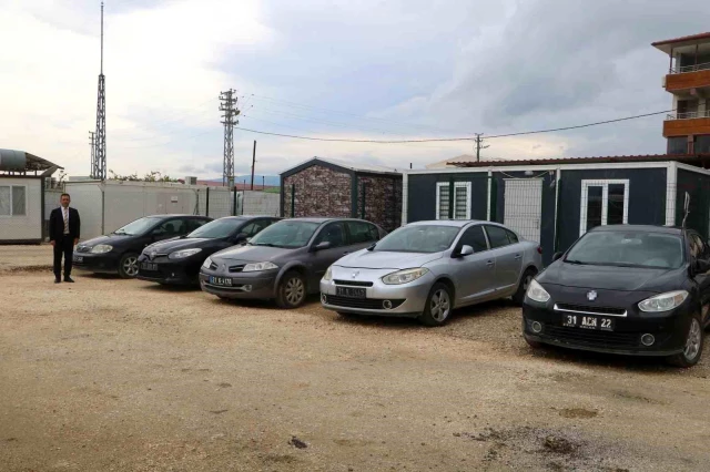 Defne Belediye Başkanı, makam araçlarını satışa çıkardı, lüks otomobili iade etti