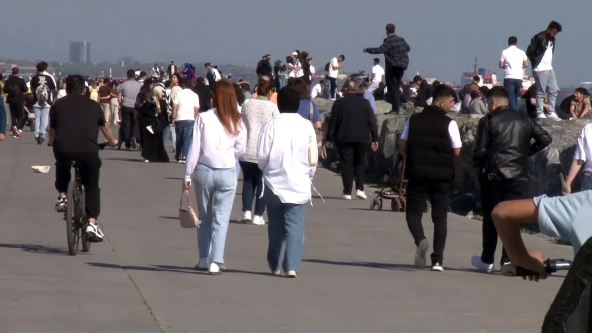 İstanbul\'da güzel havayı fırsat bilen vatandaşlar sahillere akın etti