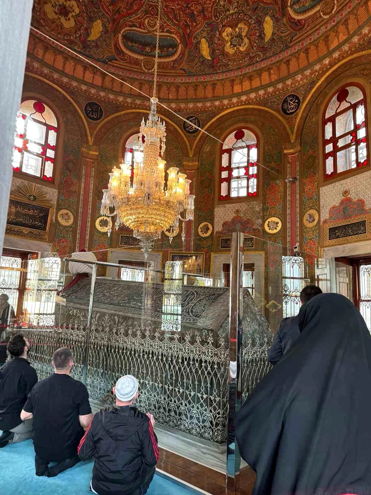 İstanbul\'da Vatandaşlar Ramazan Bayramı\'nda Fatih\'teki Türbeleri Ziyaret Etti