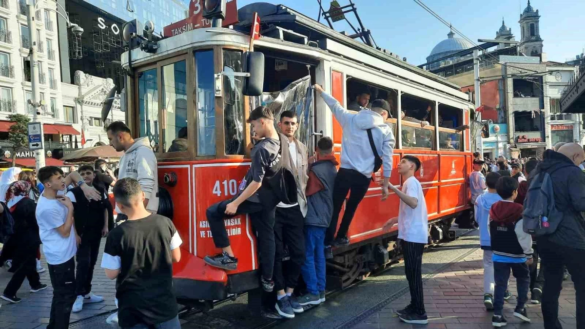 İstanbul\'da Bayram Tatili Yoğunluğu: Nostaljik Tramvay Seferleri Durdu