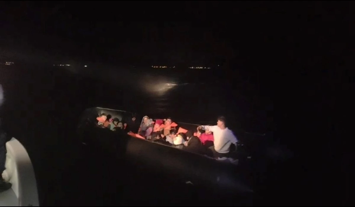 İzmir\'de Lastik Botlarda Yakalanan 11\'i Çocuk 58 Düzensiz Göçmen