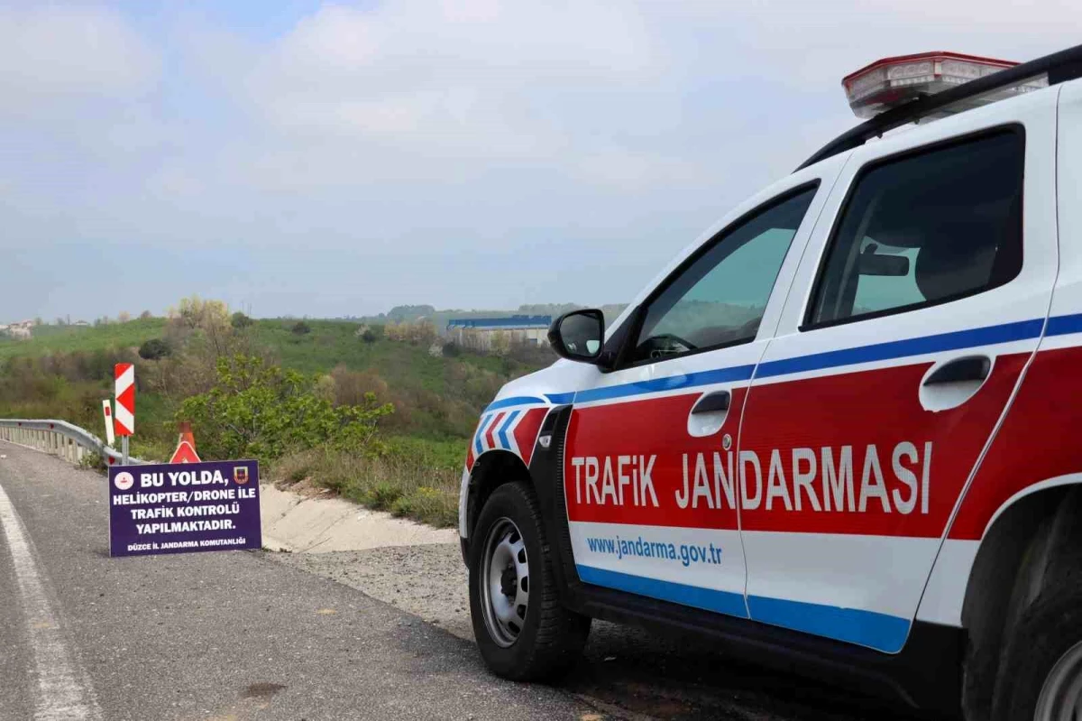 Düzce İl Jandarma Komutanlığı, Dron Helikopter ile Trafik Denetimi Yaptı