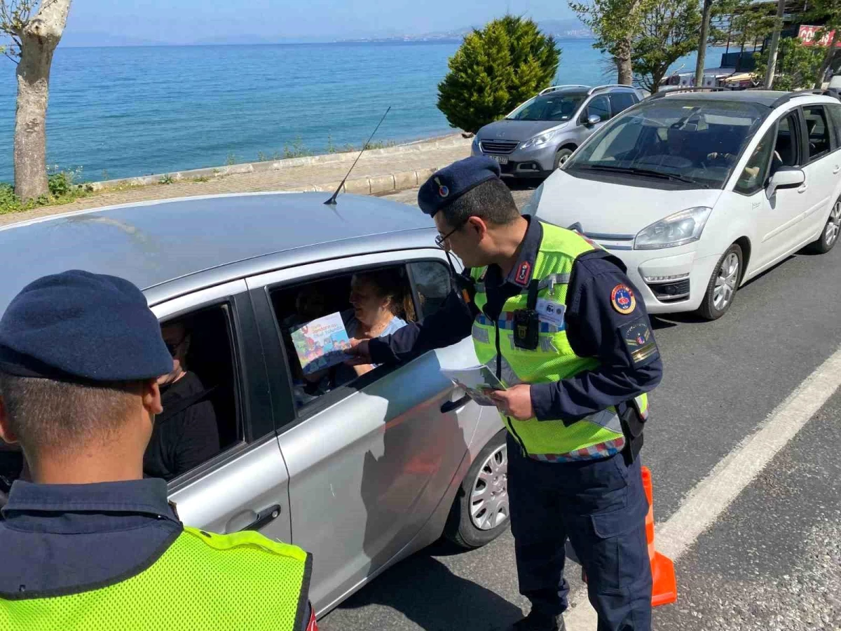 Aydın\'da Jandarma Ekipleri Trafik Denetimlerinde Sürücülere Şeker İkram Etti