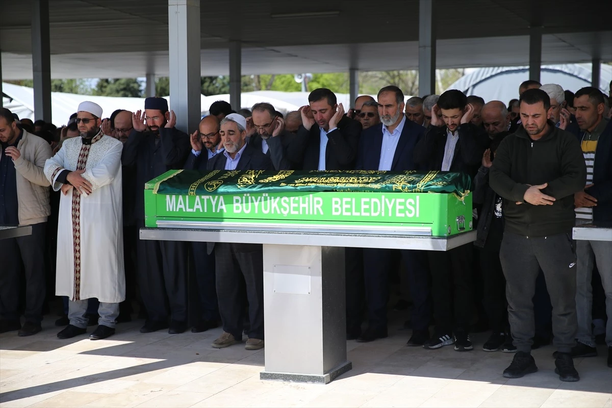 HÜDA PAR Malatya İl Başkanı Mehmet İlker Dönmezer\'in cenazesi toprağa verildi