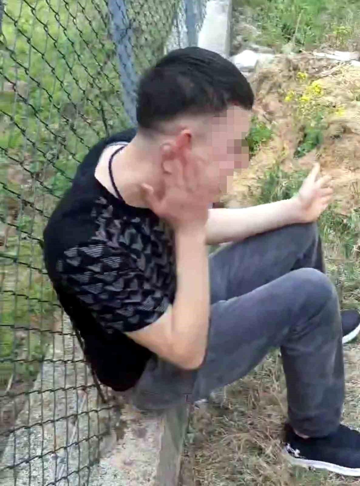 Akyazı\'da aracı tarlaya uçan genç kendini tokatlayıp yumrukladı