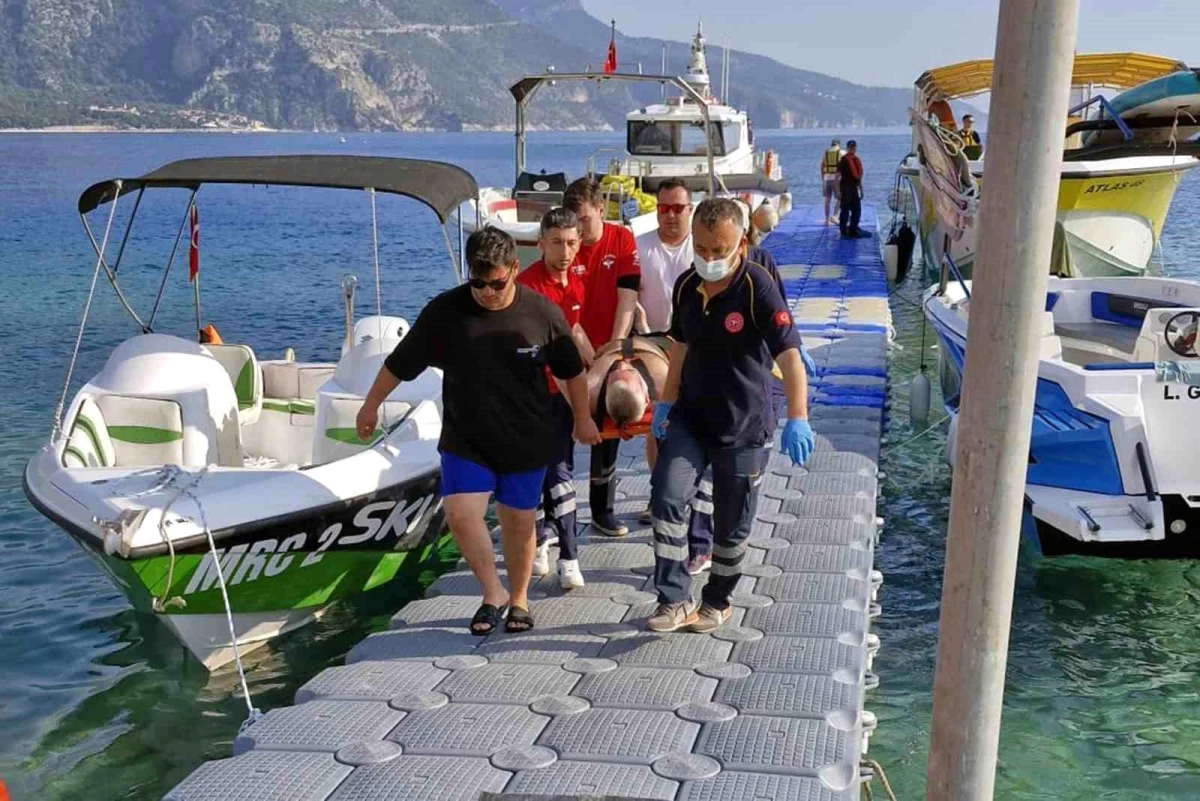 Muğla Fethiye\'de Tekneden Düşen İngiliz Turist Sahil Güvenlik Tarafından Kurtarıldı