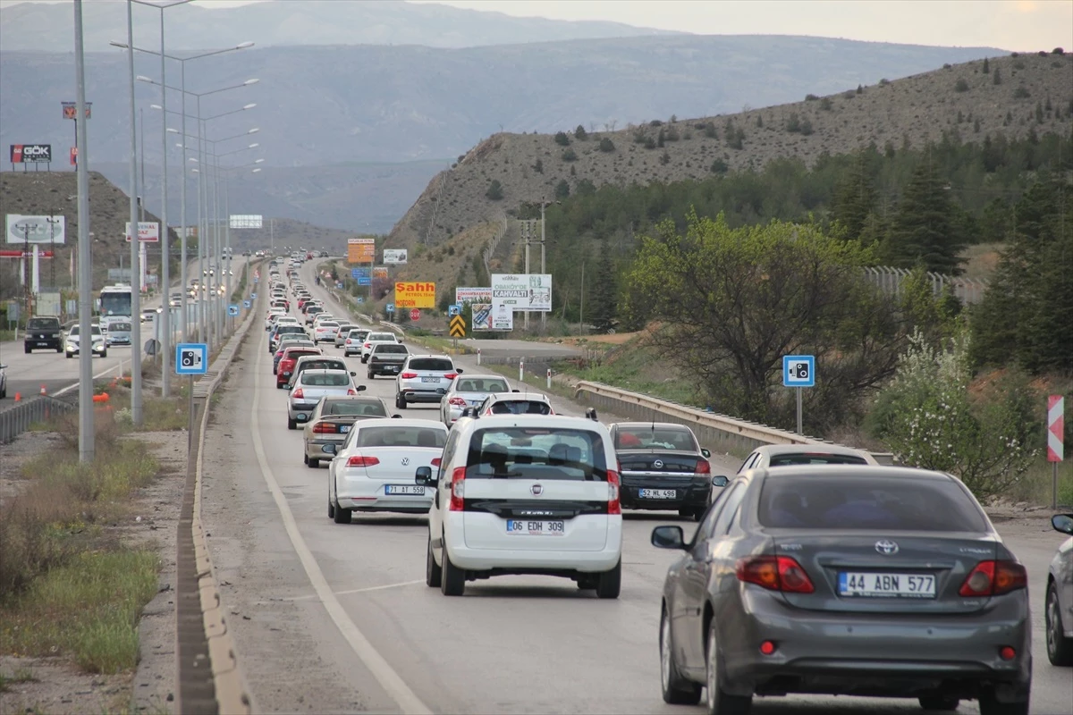 Kırıkkale\'de Bayram Dönüşünde Trafik Yoğunluğu
