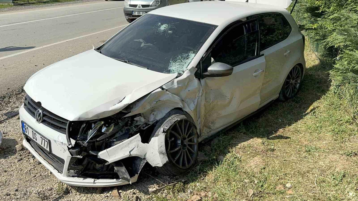 Düzce\'de Mahalle Arasında Meydana Gelen Kazada Sıkışan 2 Yaralı Kurtarıldı