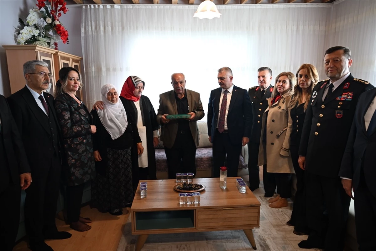 Malatya Valisi Ersin Yazıcı, şehit ailelerini ziyaret etti