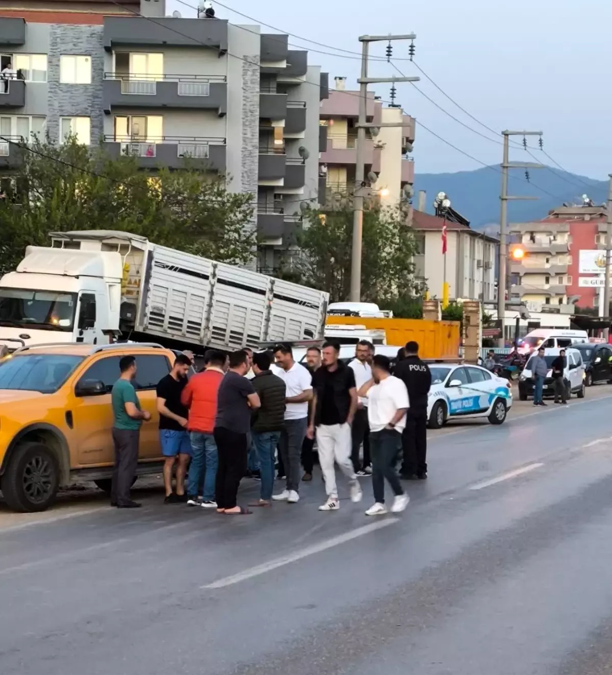 Muğla\'nın Milas ilçesinde silahlı kavga: Yaralılar var