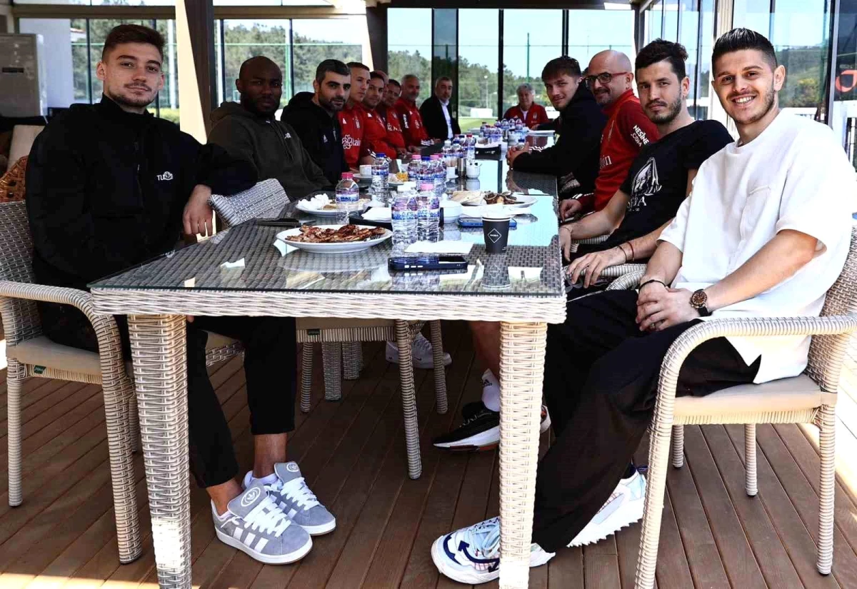 Beşiktaş Futbol Takımları Genel Koordinatörü Samet Aybaba, futbolcularla yemekte buluştu