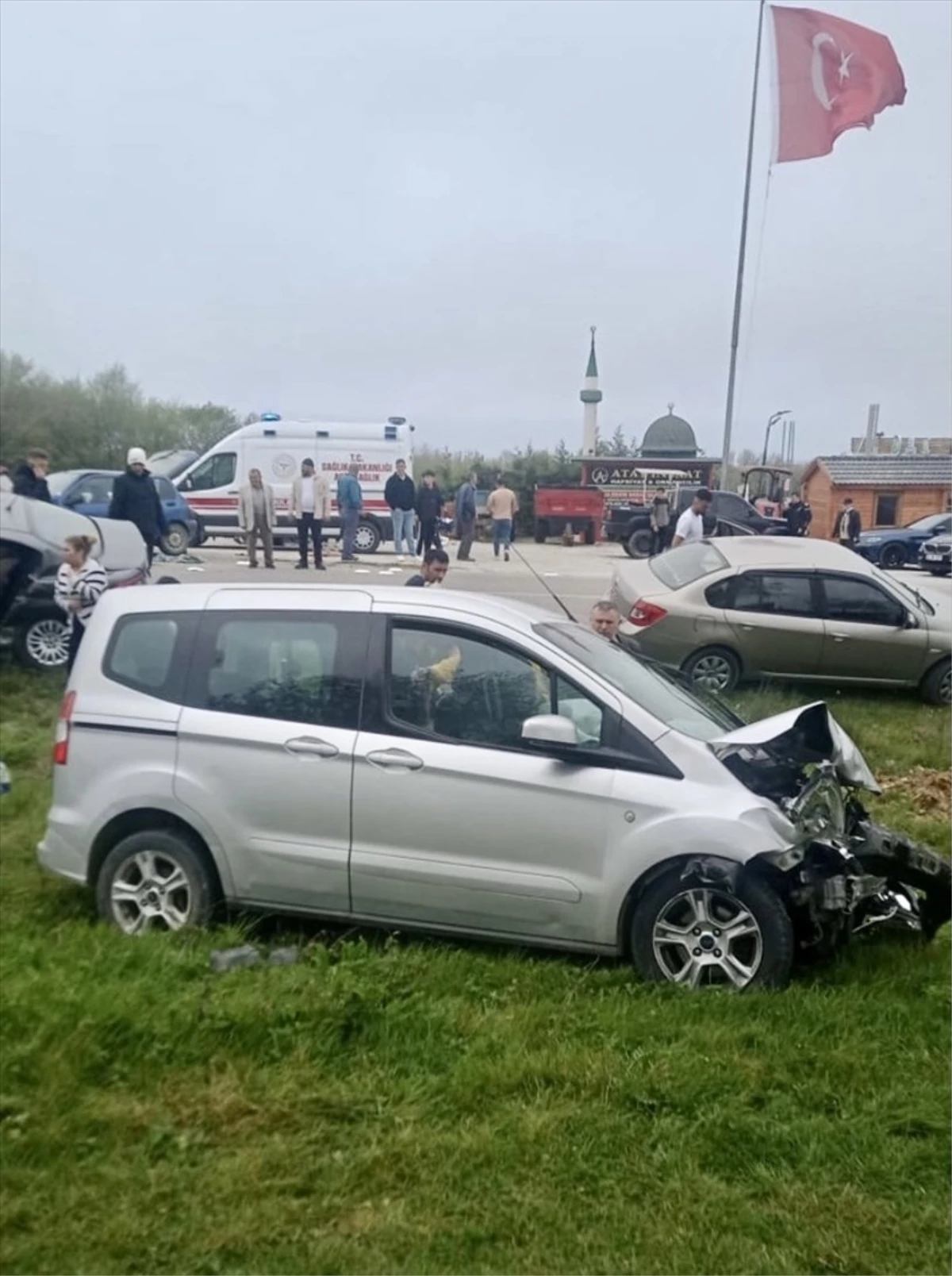 Sinop\'ta 3 aracın karıştığı trafik kazasında 10 kişi yaralandı