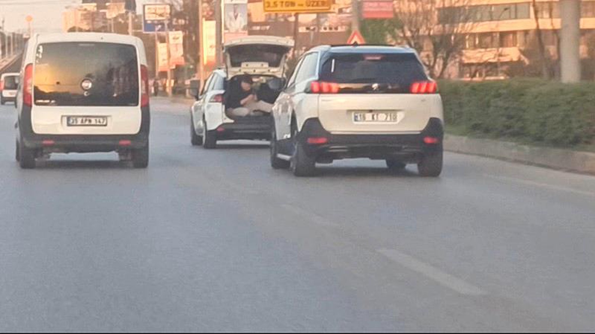 Bursa\'da Gençlerin Tehlikeli Otomobil Çekimi