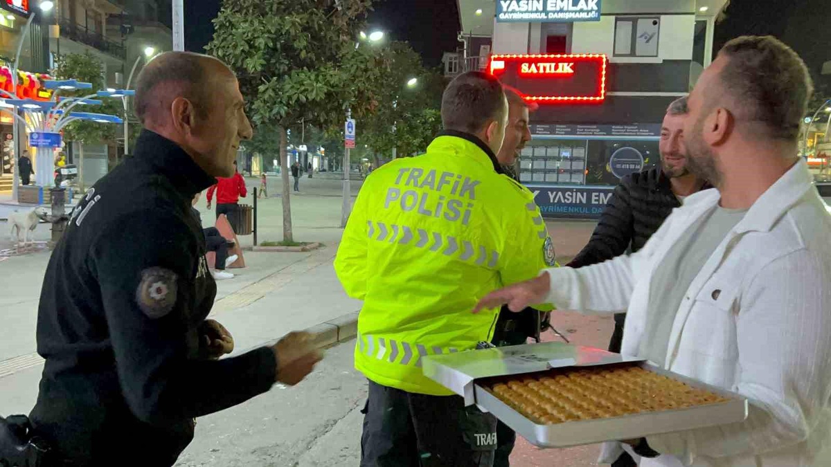 Akyazı\'da Polis ve Bekçilerden Şeker İkramı