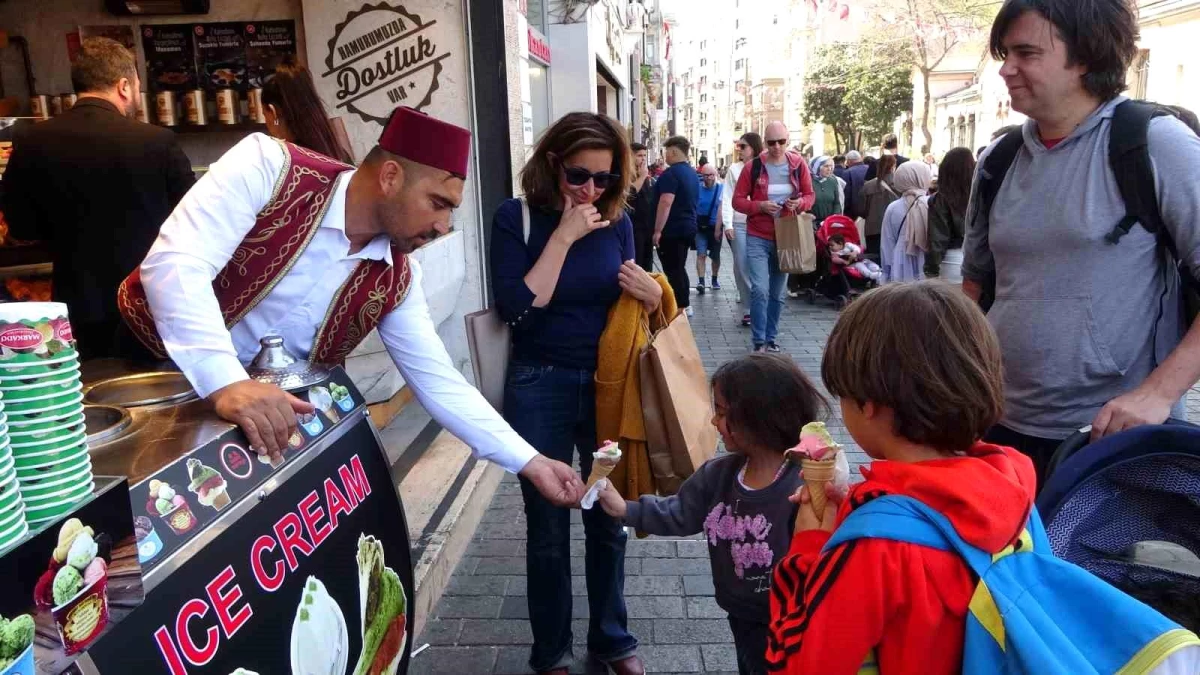 Taksim Meydanı ve İstiklal Caddesi\'nde Bayram Yoğunluğu