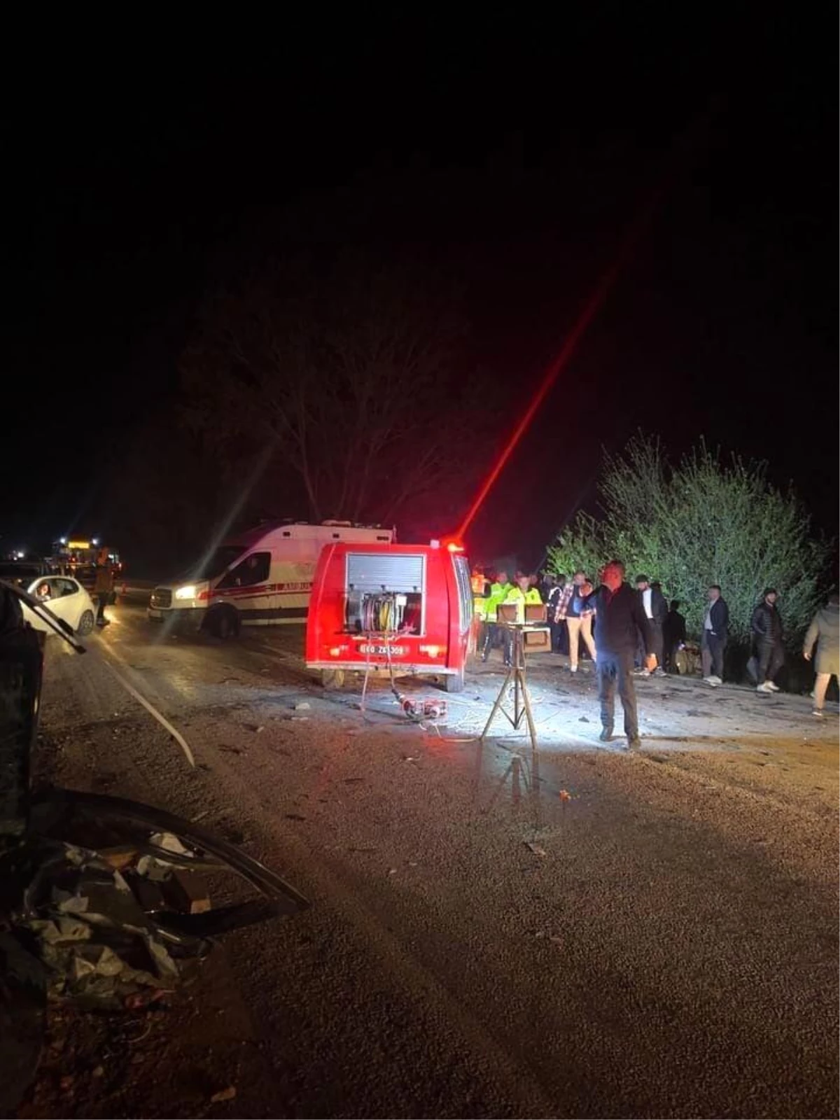 Tokat\'ın Zile ilçesinde kafa kafaya çarpışan araçlarda 1 kişi öldü, 5 kişi yaralandı