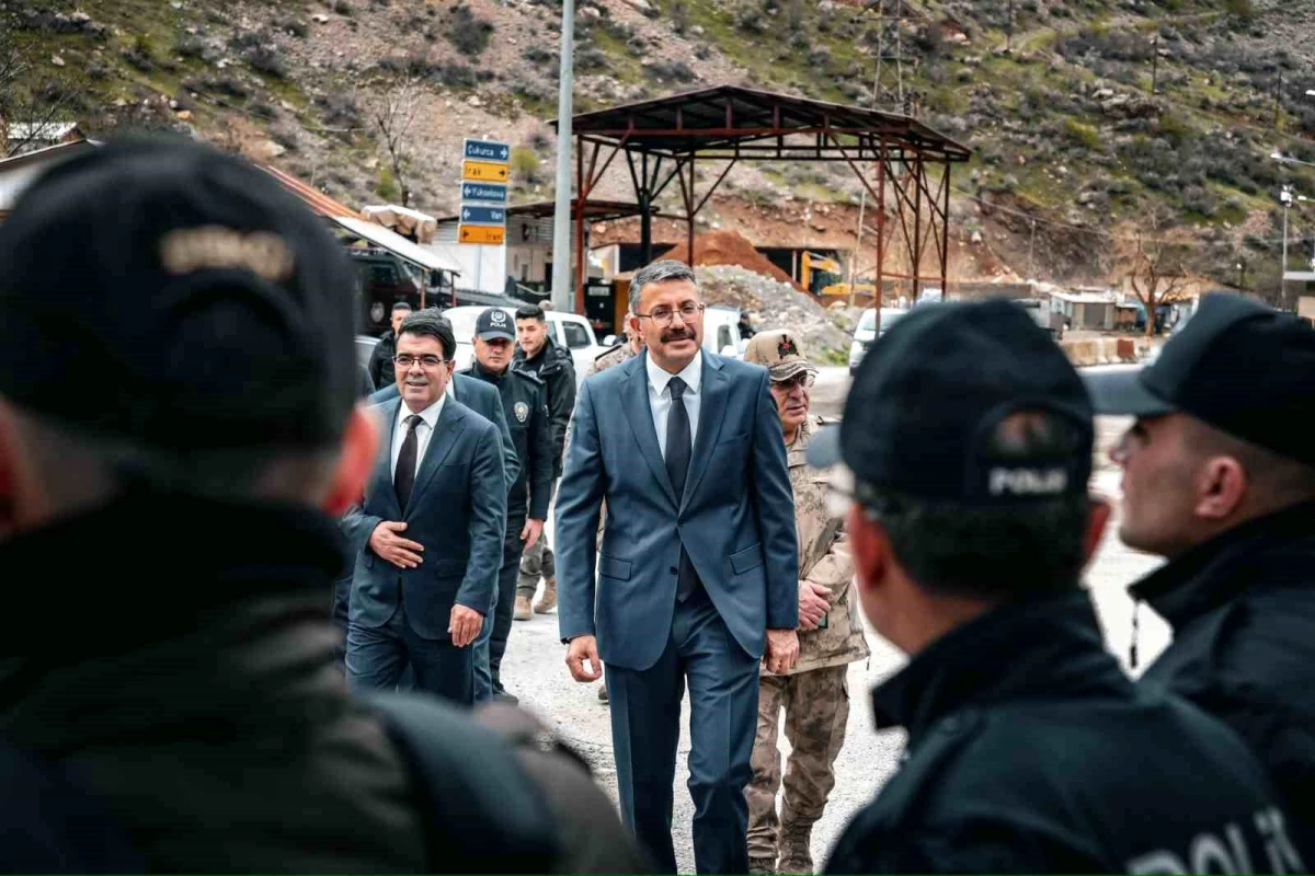 Hakkari Valisi Ali Çelik, kolluk kuvvetlerinin bayramını kutladı