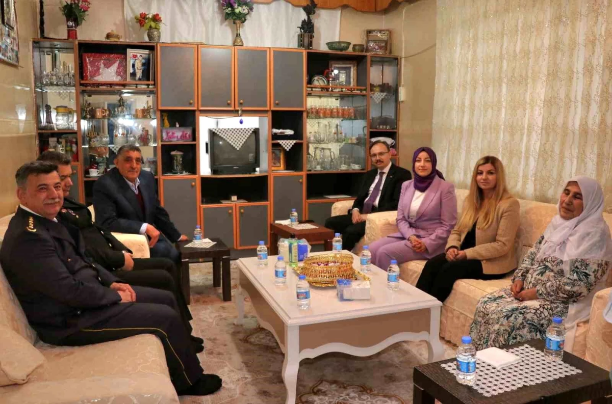 Siirt Valisi ve eşi, şehit Jandarma Er Süleyman Sungur\'un ailesini ziyaret etti