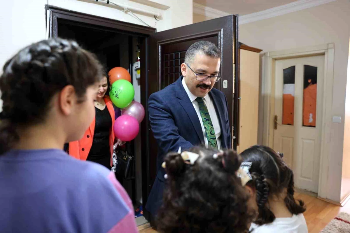 Iğdır Valisi Ercan Turan, Aile ve Sosyal Hizmetler İl Müdürlüğü hizmetlerinden yararlanan çocukları ziyaret etti