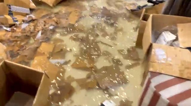 Hakkari'de sağanak yağışta iş yerini sular altında kaldı Hakkari'de sağanak yağışta iş yerini sular altında kaldı