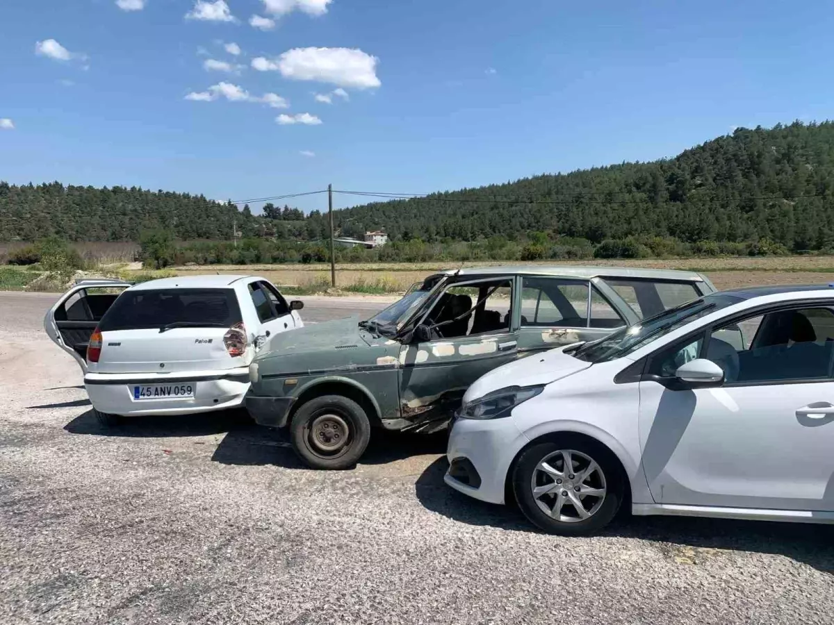 Denizli-Manisa karayolunda zincirleme kaza: 3 kişi yaralandı
