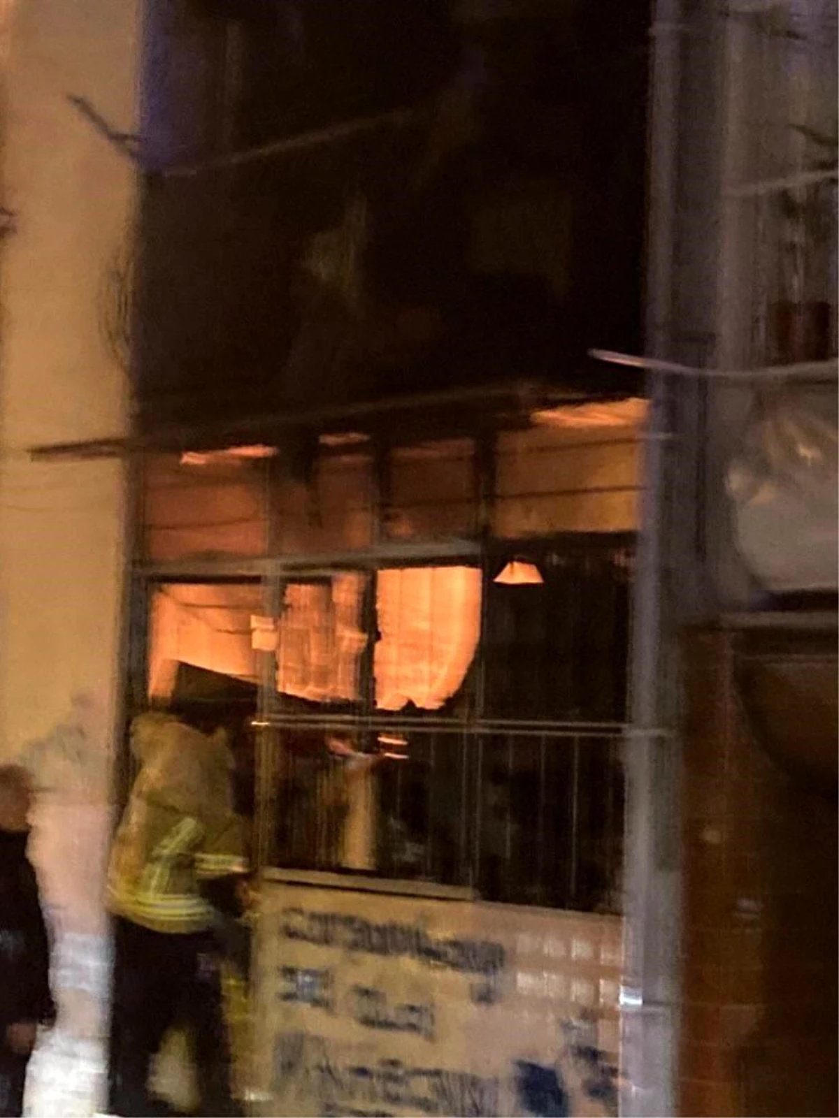 Bursa\'da 6 katlı apartmanda çıkan yangın söndürüldü