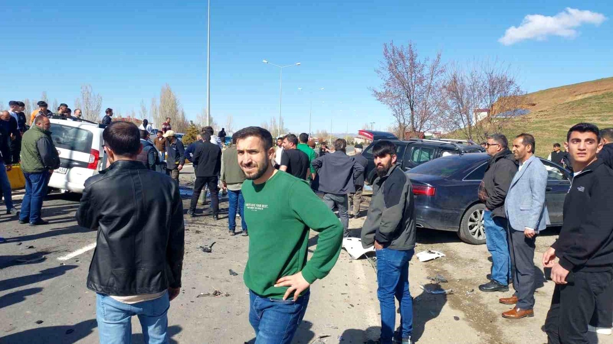 Ağrı\'da 4 aracın karıştığı zincirleme kazada 5 kişi yaralandı