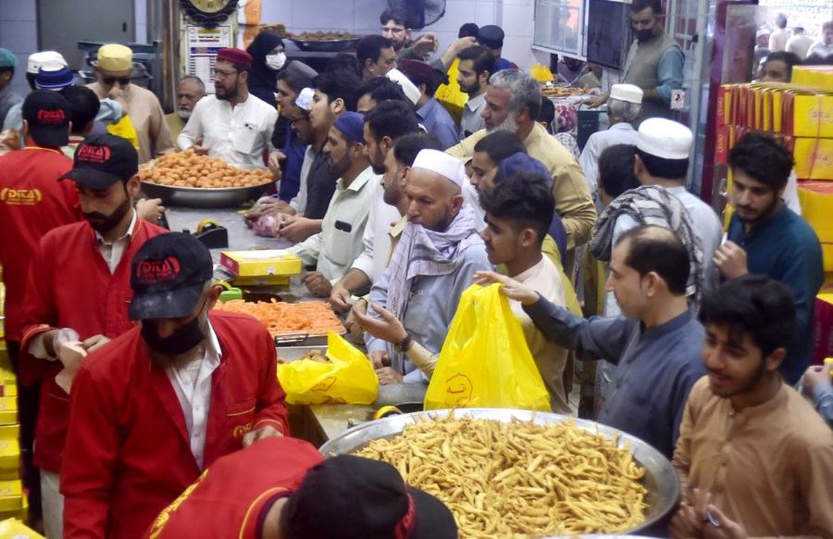 Pakistanlılar Ramazan Bayramı tatilini eğlence merkezlerinde değerlendiriyor