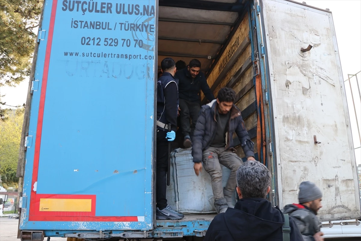 Amasya\'da bakır yüklü tırın dorsesinde 64 düzensiz göçmen yakalandı, sürücü gözaltına alındı
