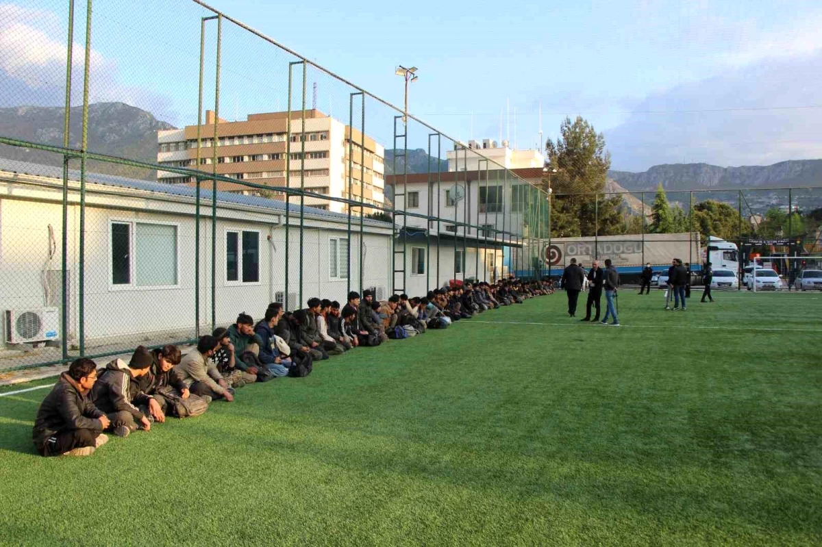 Amasya\'da durdurulan tırda 64 kaçak göçmen yakalandı
