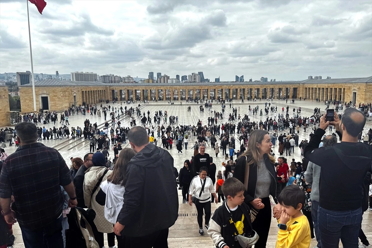 Ramazan Bayramı tatilinde binlerce kişi Anıtkabir\'i ziyaret etti