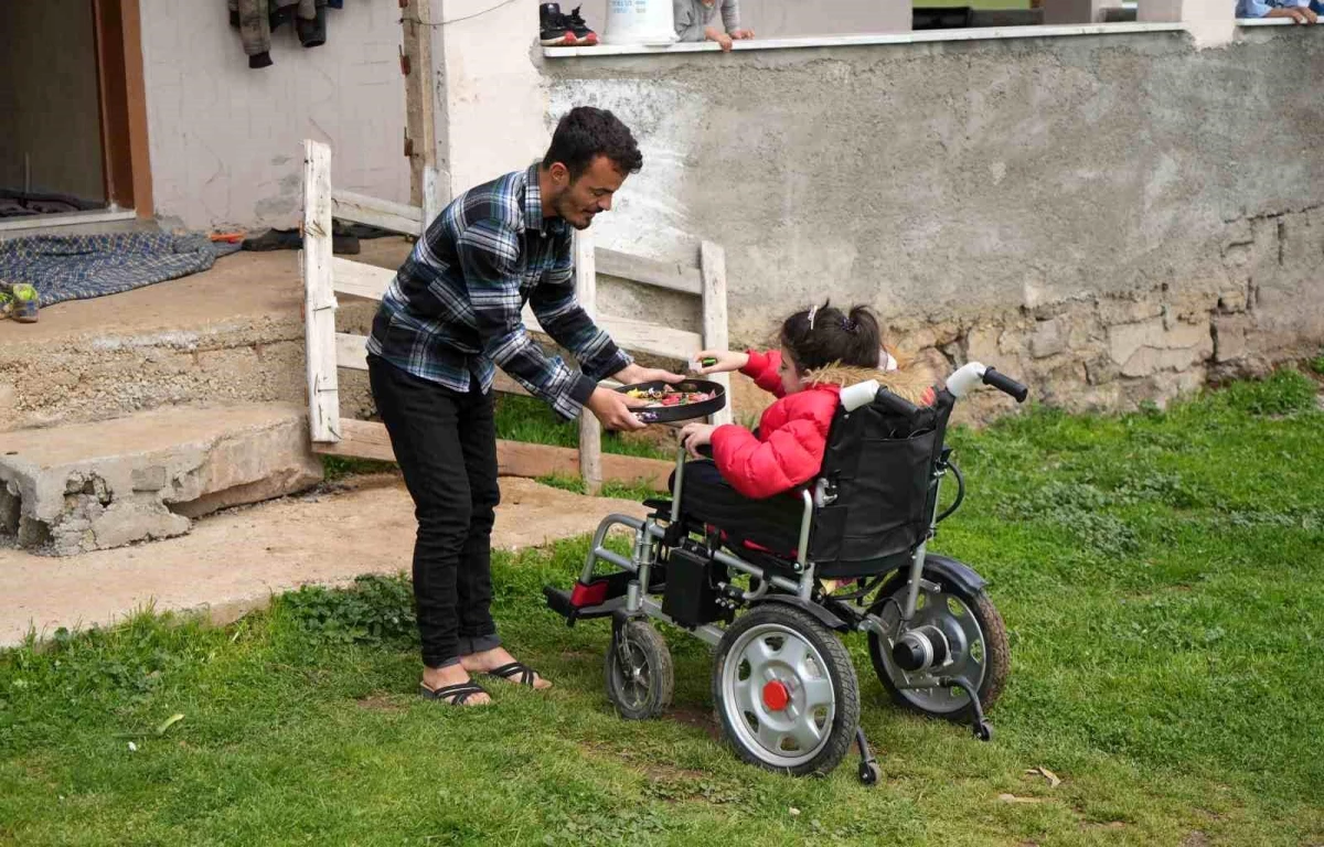 Doğuştan engelli Melike İncetepe, akülü tekerlekli sandalye ile tek başına şeker topladı